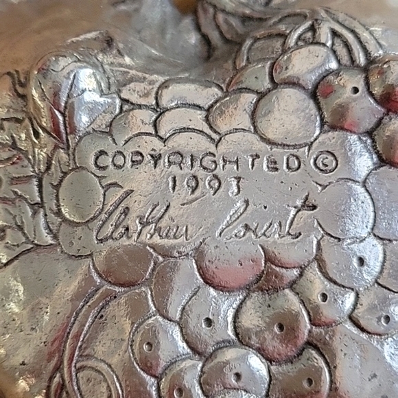 Arthur Court Signed Grape Leaf Hand Cast Aluminum Fruit Dish - Picture 4 of 4